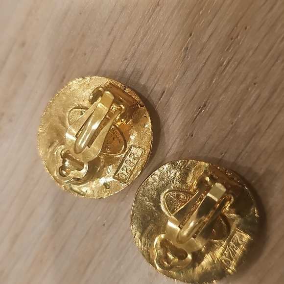 CHANEL Shiny Gold Clip Earings Vintage - Picture 3 of 4